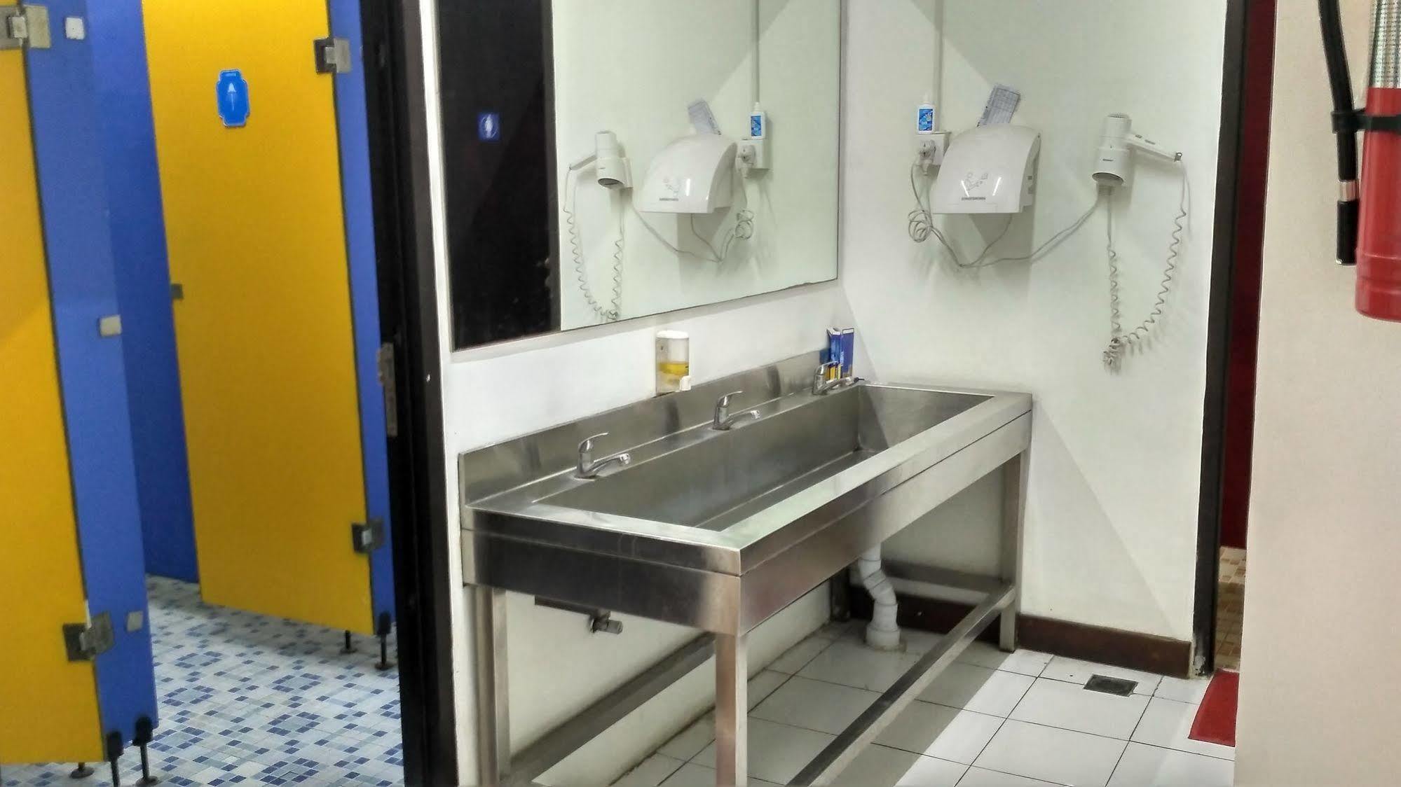 Cx Hostel Kuta Raya Eksteriør billede